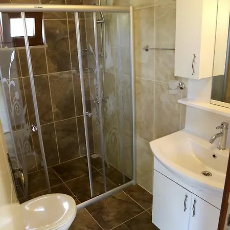 Arkadas Oda ve Kahvaltı 3*